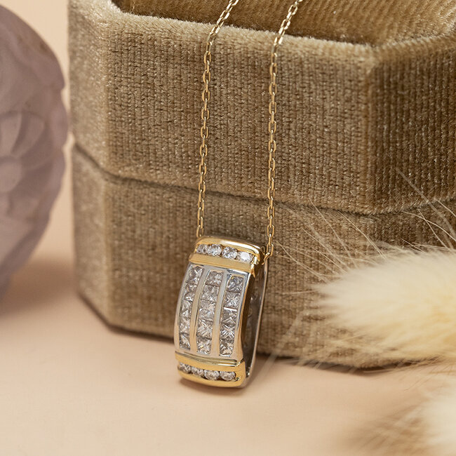 Goldener Anhänger mit Diamant 18 Karat