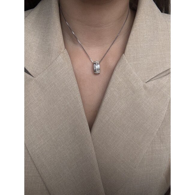 Goldener Anhänger mit Diamant 18 Karat