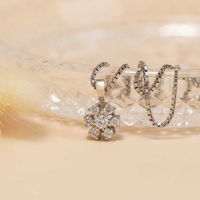 Weißgoldener Anhänger mit Diamant 14 Karat