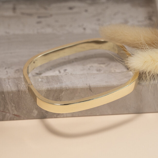 Goldener glatter Armreif 14 Karat