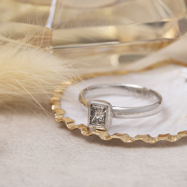 Weißgoldener Ring mit Diamant 14 Karat