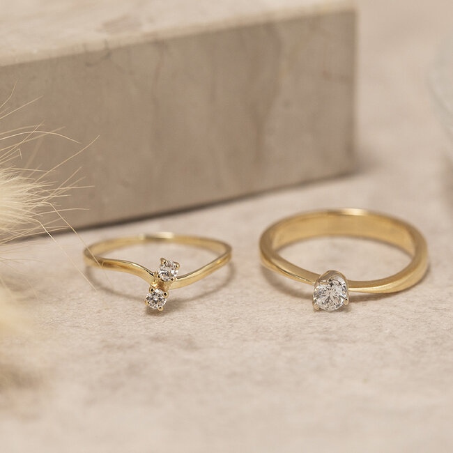 Goldener Solitärring mit Diamant 18 Karat