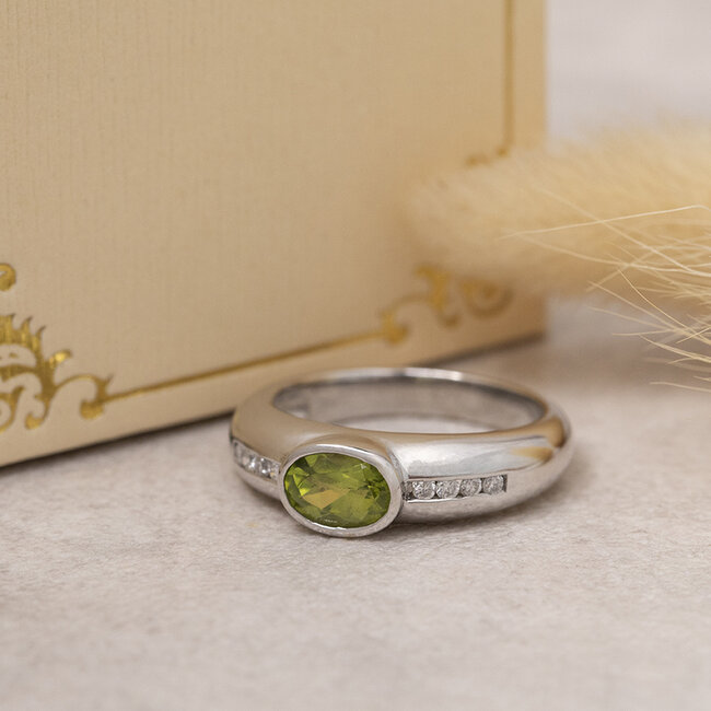 White gold ring with peridot and diamond 18 karat