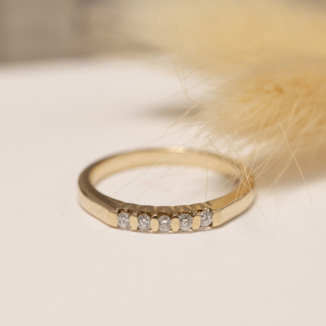 Gouden rijring met diamant 14 karaat
