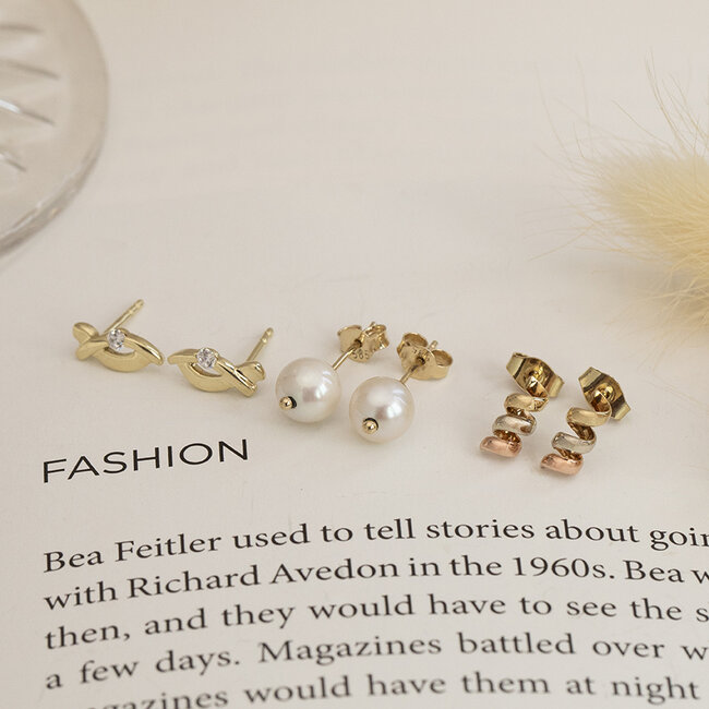 Gold ear studs with pearl 14 karat