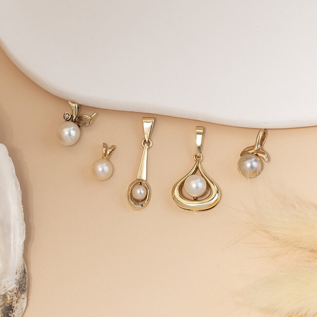 Goldener Anhänger mit Perle 14