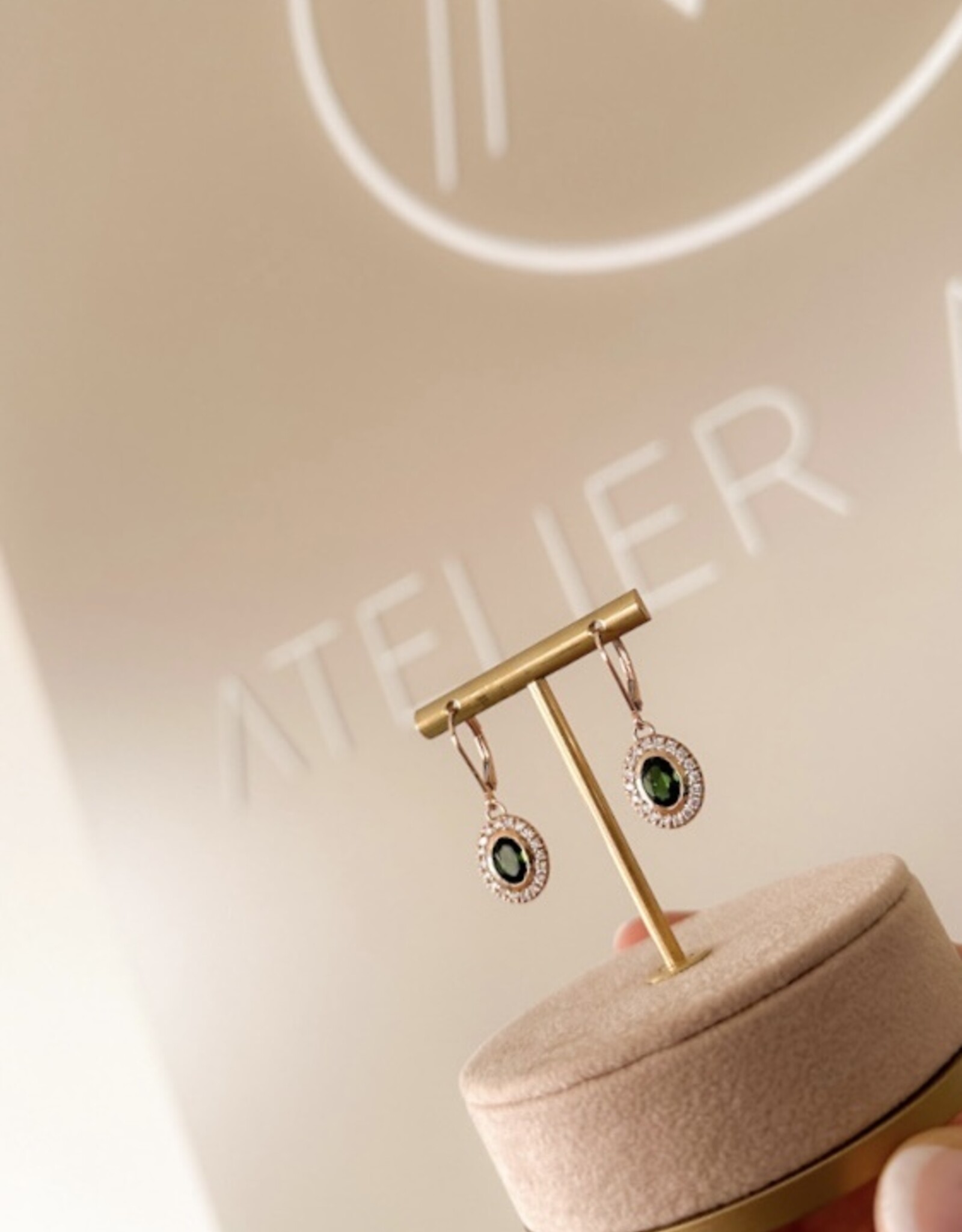 Atelier Maison Wanderlust - oorbellen - kleursteen en diamant