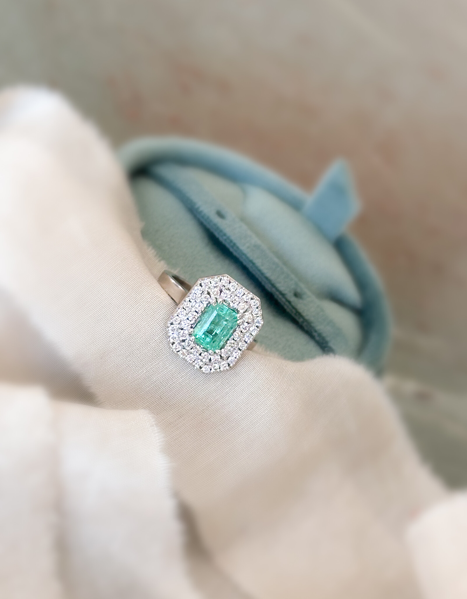 Atelier Maison Mt 52 | 18 karaat wit goud - diamanten + smaragd
