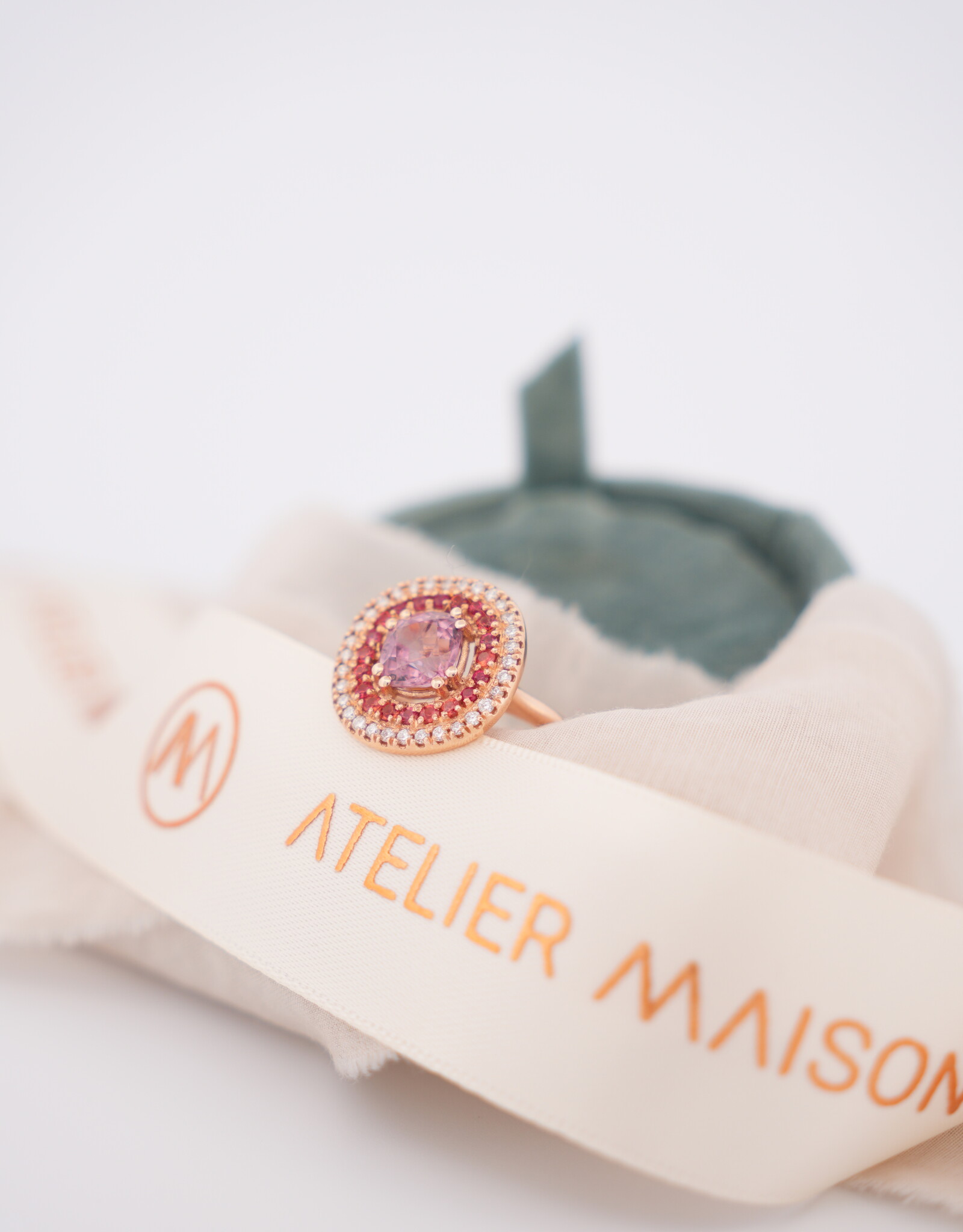 Atelier Maison Maat 51  - Uniek stuk - Spinel, saffier en diamant