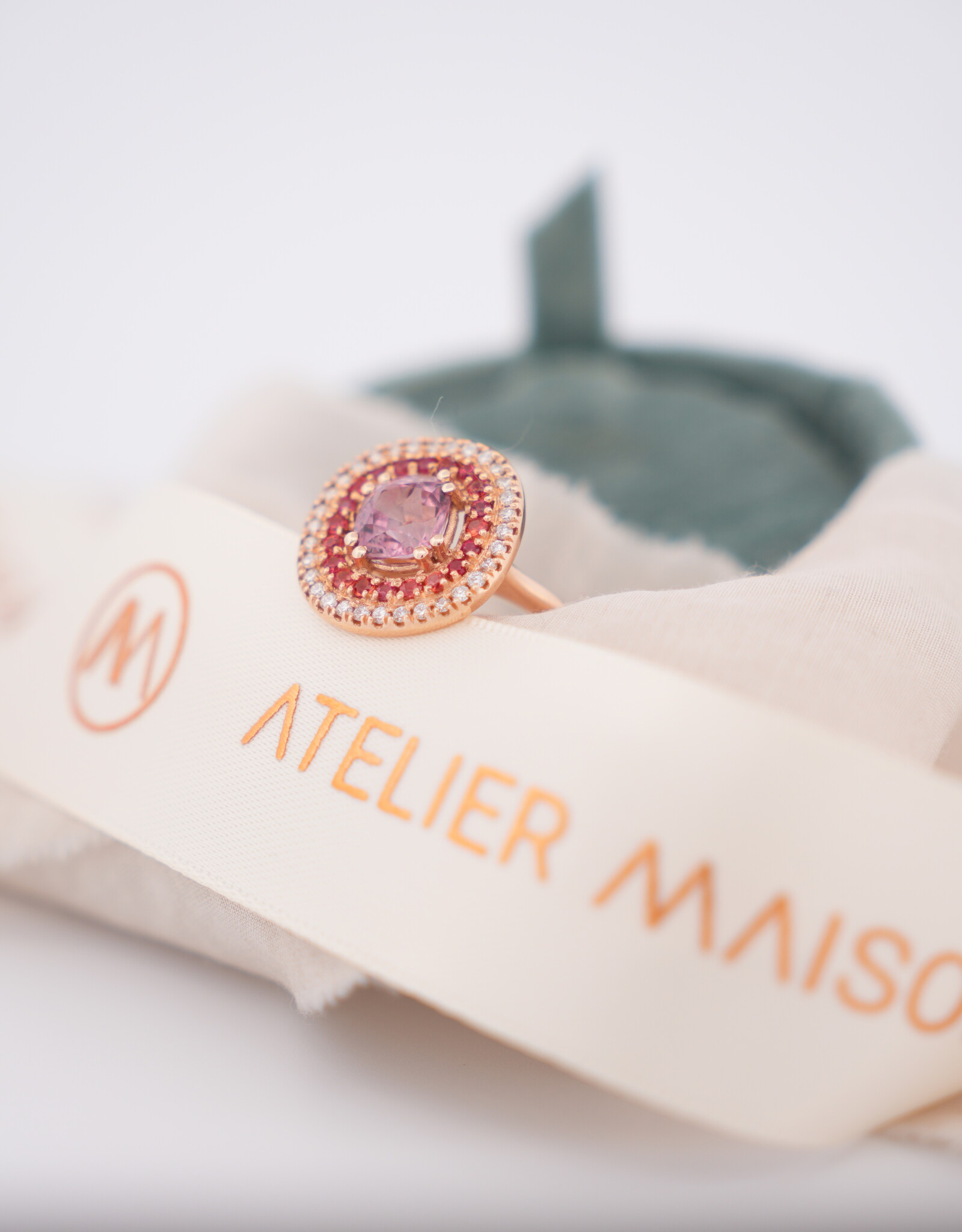 Atelier Maison Maat 51  - Uniek stuk - Spinel, saffier en diamant