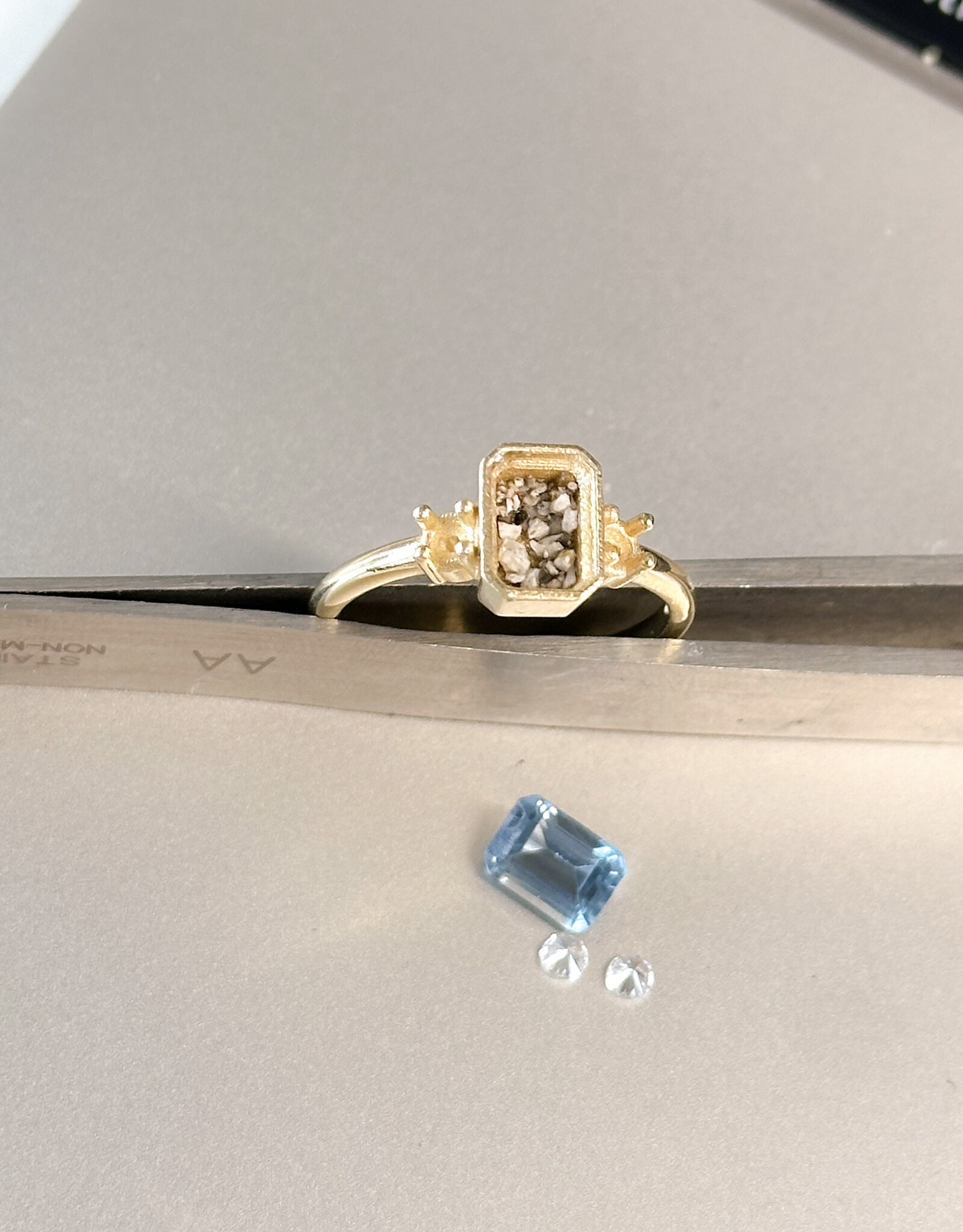 Atelier Maison Reminiscing asse ring - kleursteen of diamant