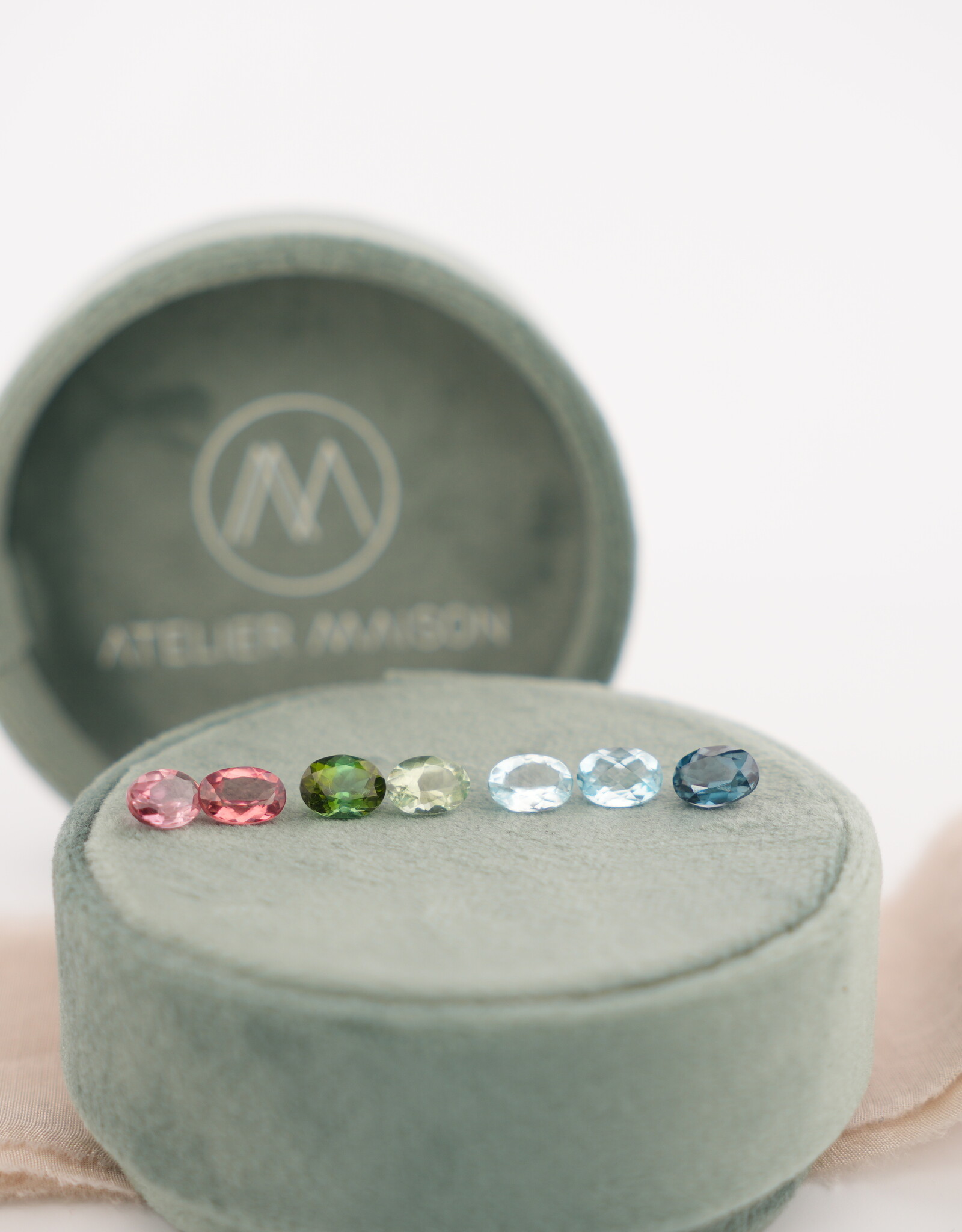 Atelier Maison Wanderlust - oorbellen - kleursteen en diamant