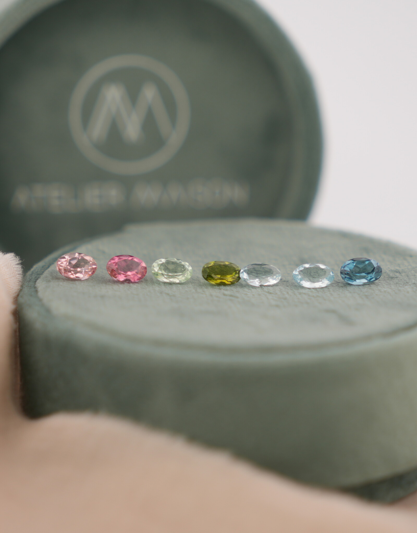 Atelier Maison Memento - Asse hangertje met diamant of kleursteen
