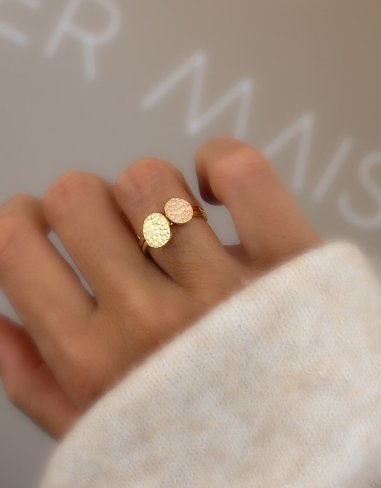 Atelier Maison The Fluffy Snuggles ring | ≠  formaten