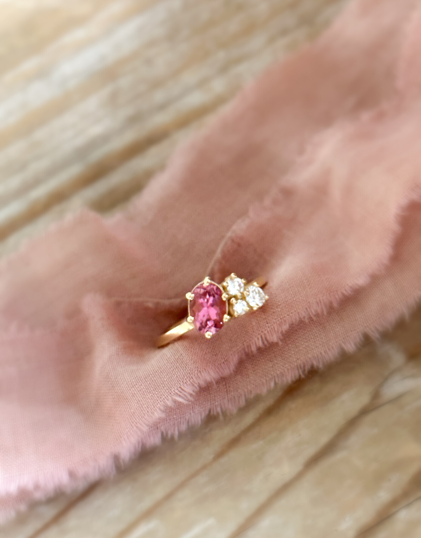 Atelier Maison Seize the day ring | kleursteen en diamanten