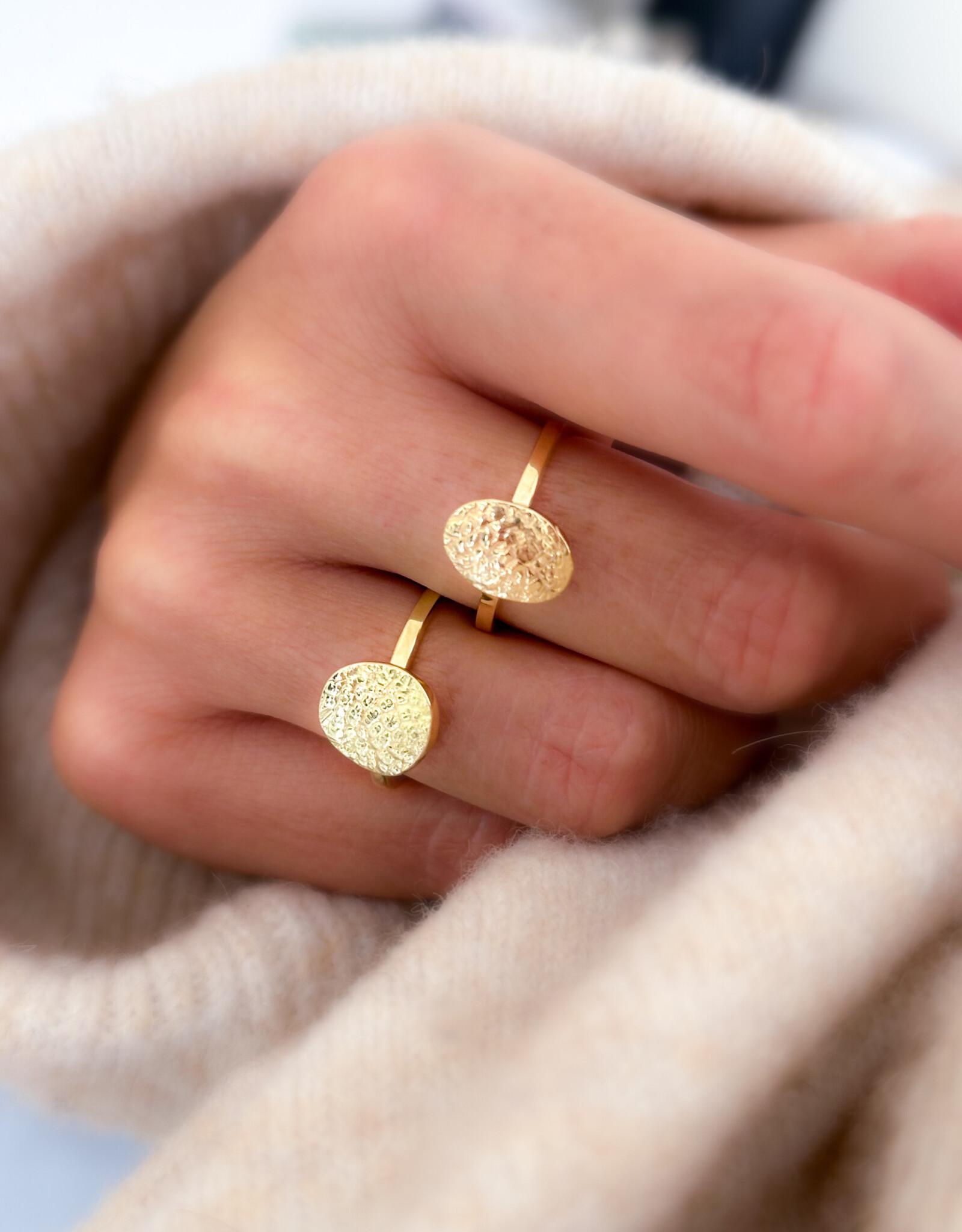 Atelier Maison The Fluffy Snuggles ring | ≠  formaten