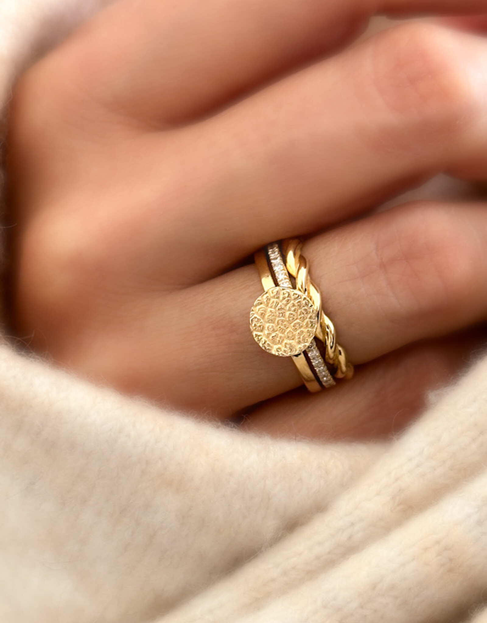 Atelier Maison The Fluffy Snuggles ring | ≠  formaten