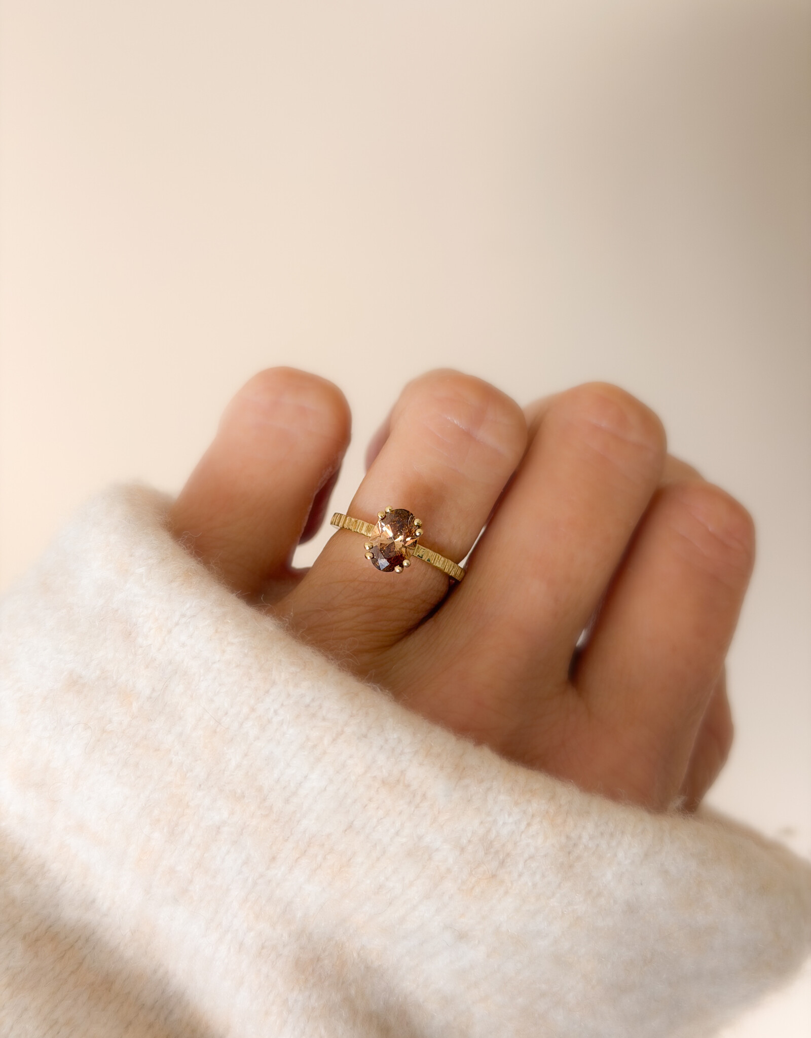 Atelier Maison Selflove ring | 18K geel goud | gehamerde ringband
