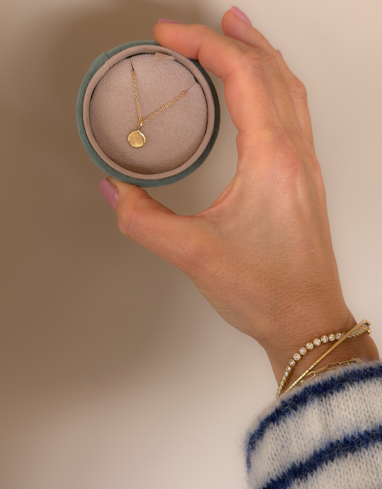 Atelier Maison Close to You hanger | ≠  formaten | vingerafdruk