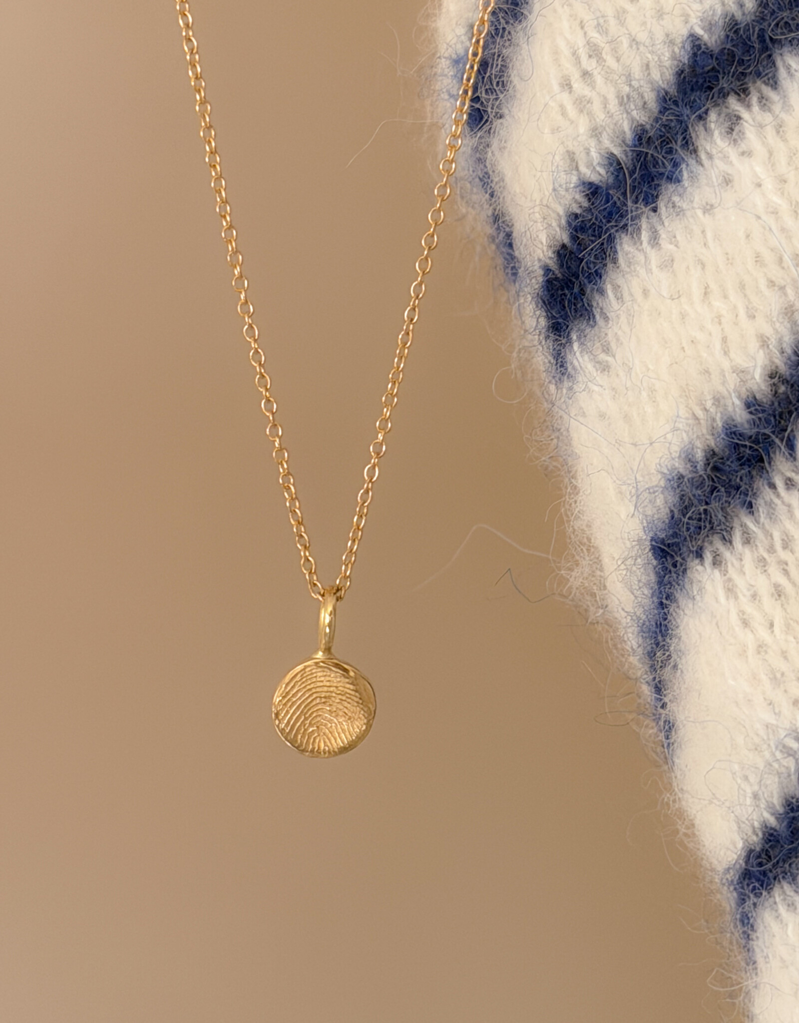 Atelier Maison Close to You hanger | ≠  formaten | vingerafdruk