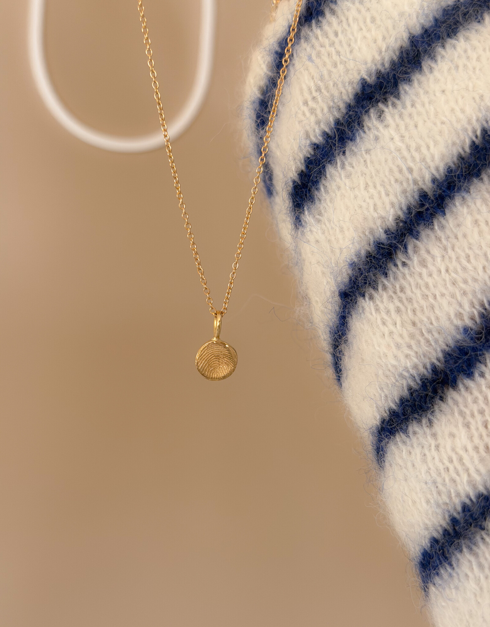 Atelier Maison Close to You hanger | ≠  formaten | vingerafdruk