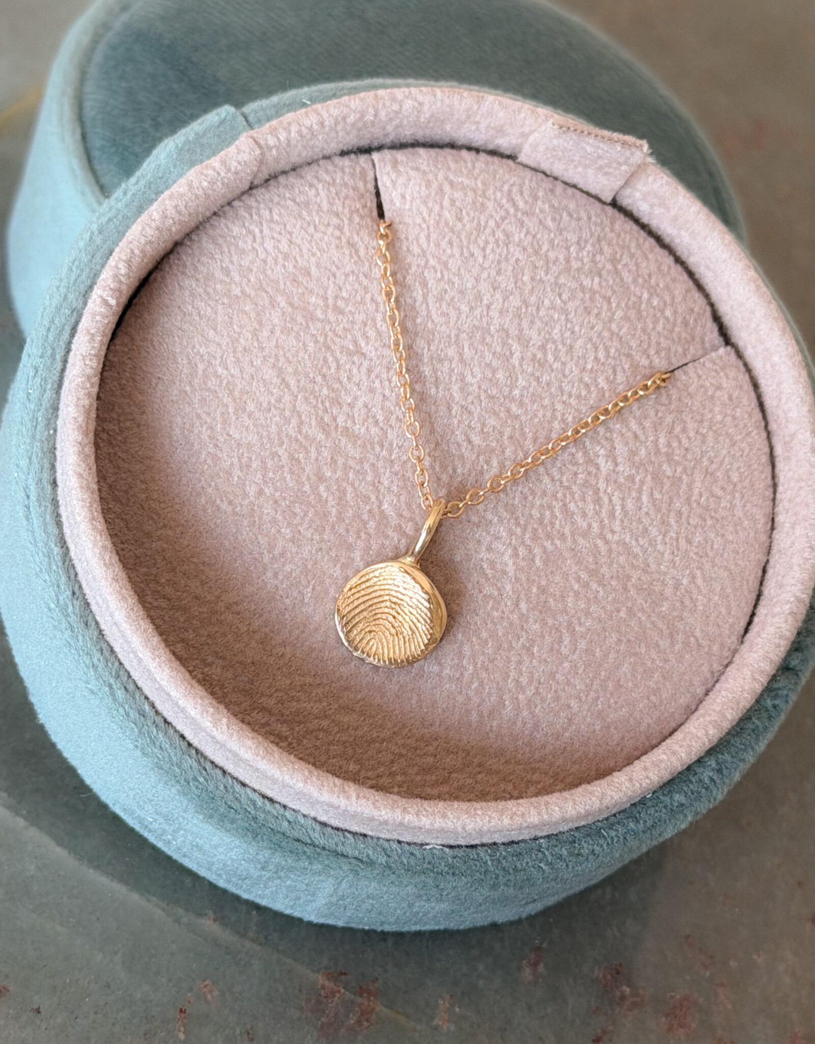 Atelier Maison Close to You hanger | ≠  formaten | vingerafdruk