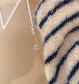 Atelier Maison Laatste stuk: Bloom hanger + halsketting | 18K rhodium wit goud