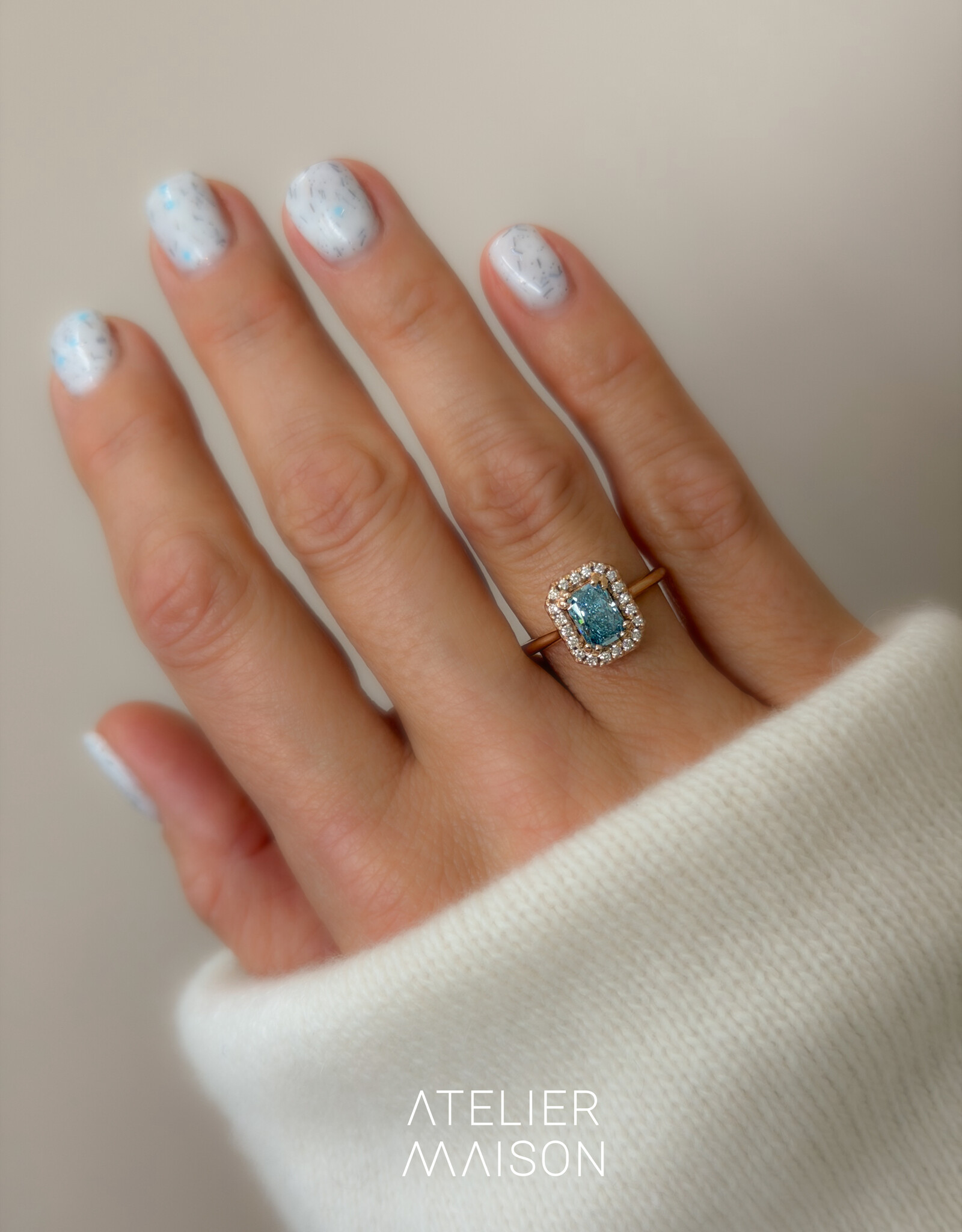 Atelier Maison Good Mood  ring met blauwe diamant
