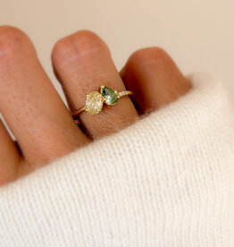 Atelier Maison Siblings ring met gele en groene diamant