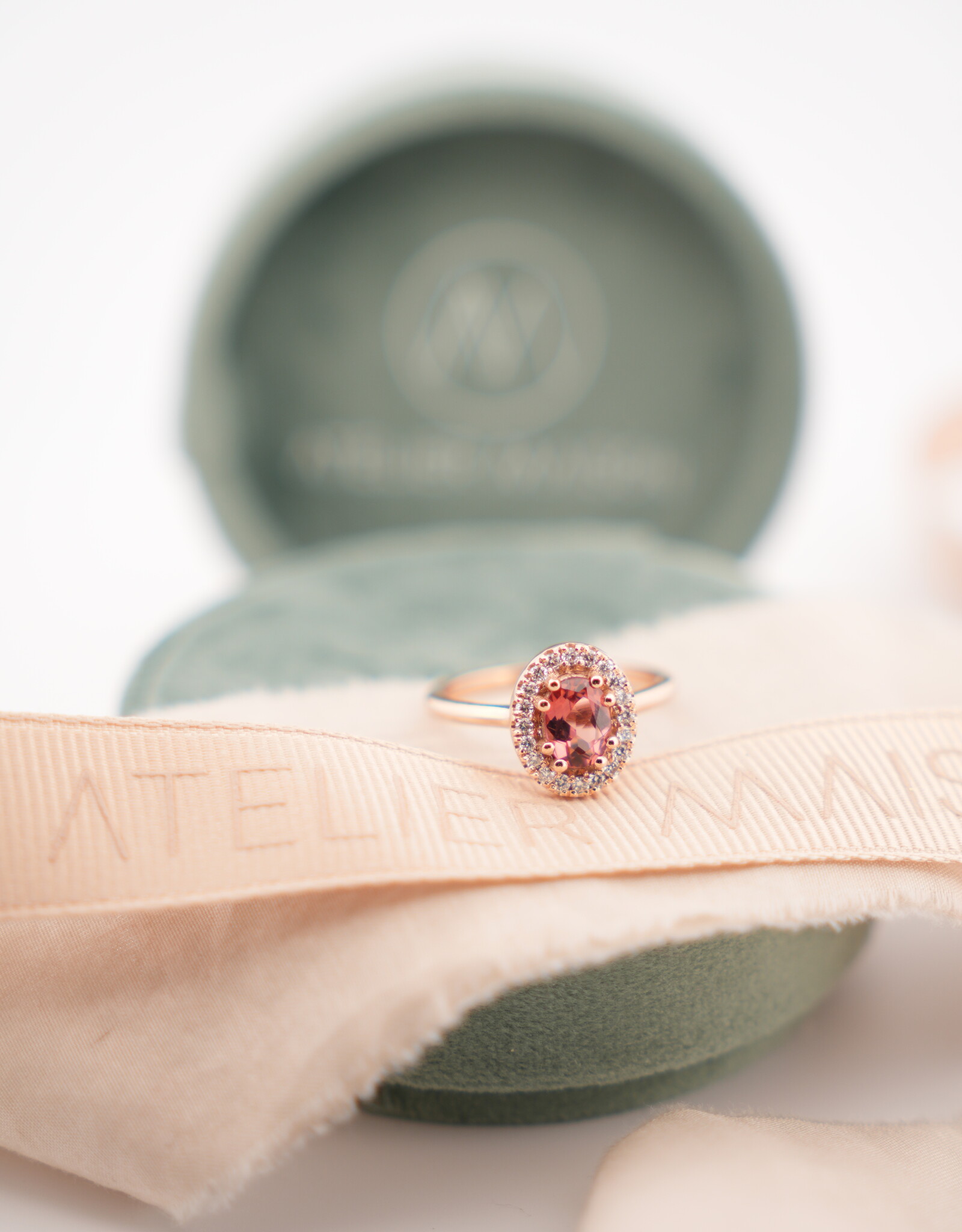 Atelier Maison Happy Together ring met roze spinel