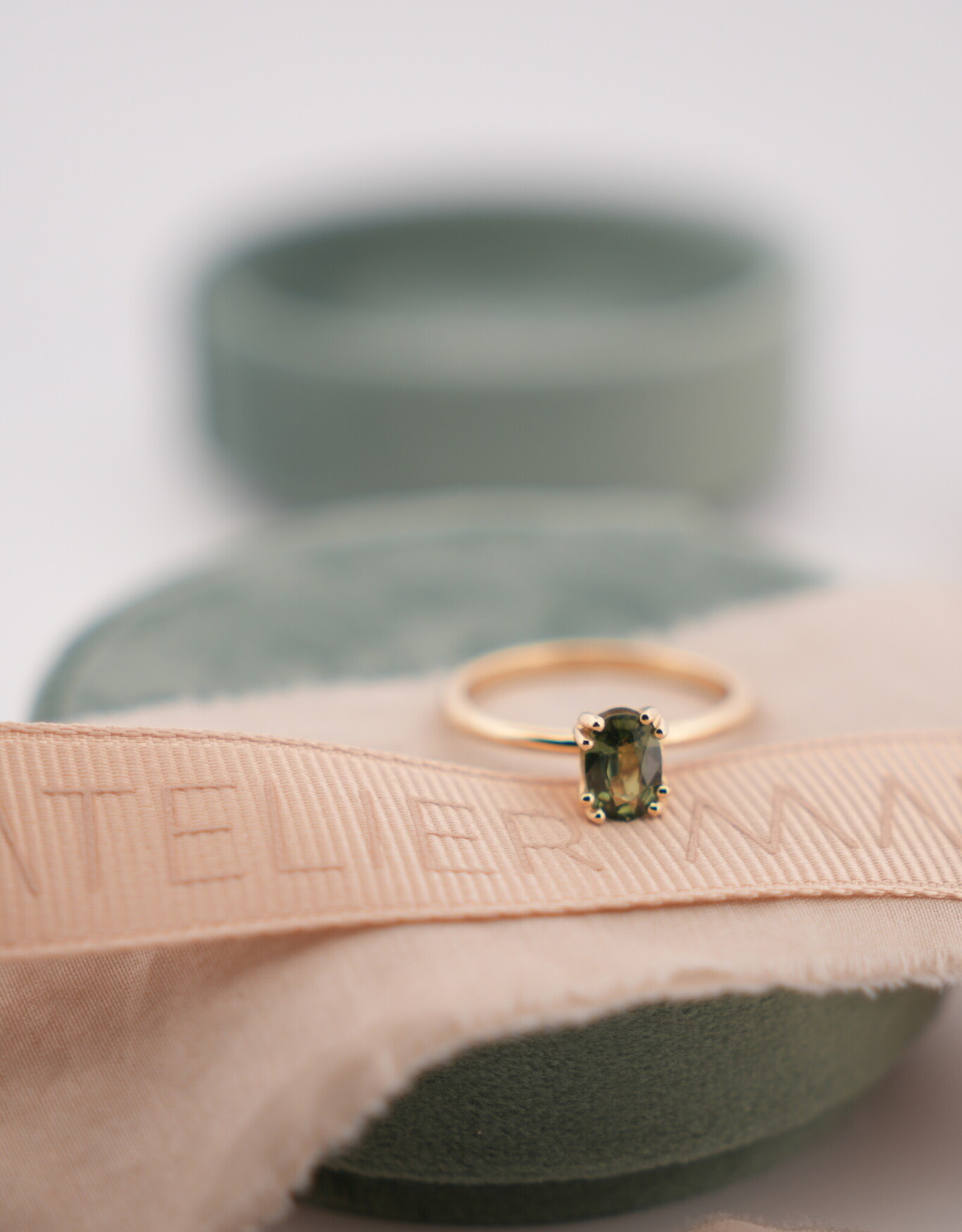 Atelier Maison Selflove ring  met groene saffier