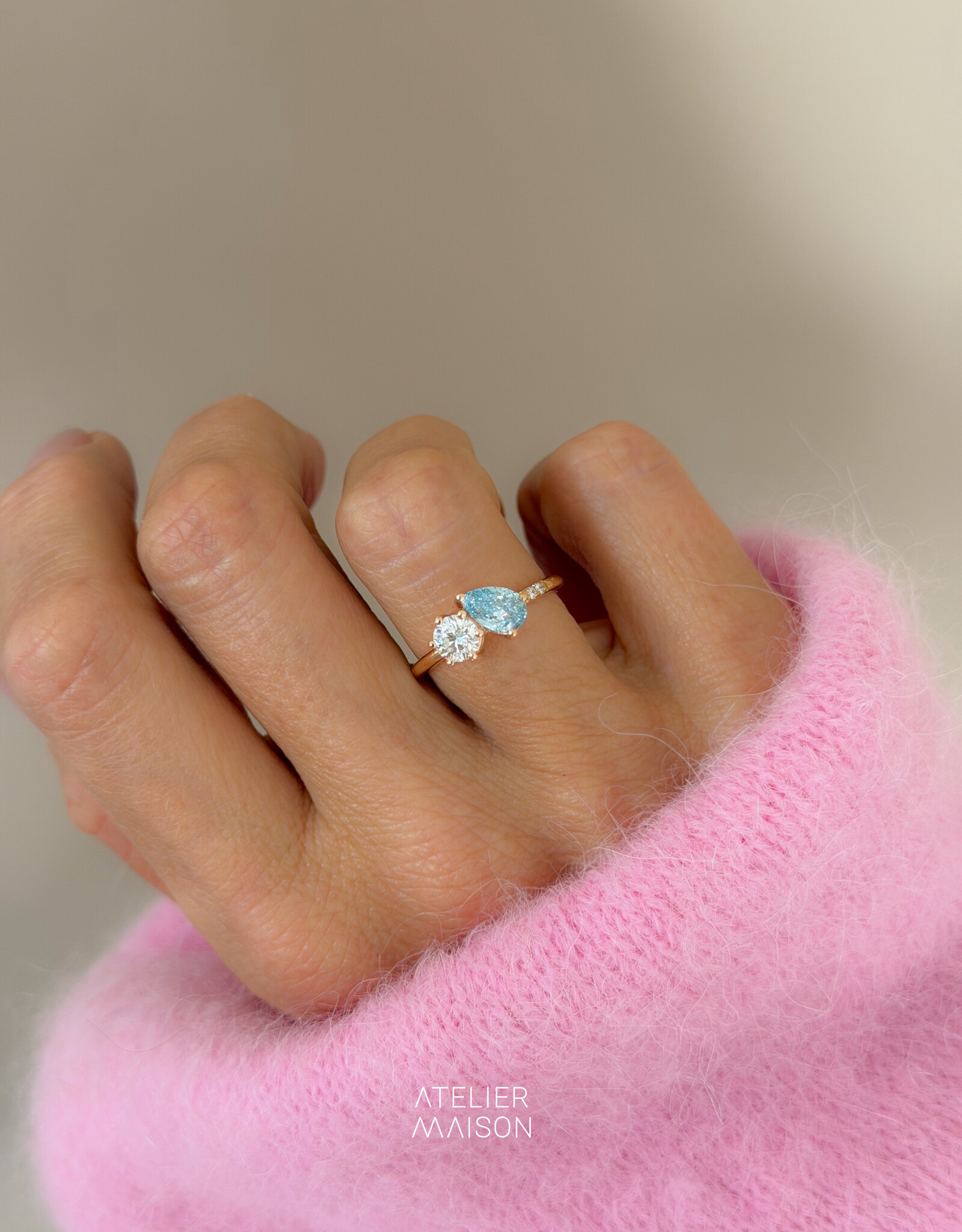 Atelier Maison Siblings ring met blauwe en witte diamant