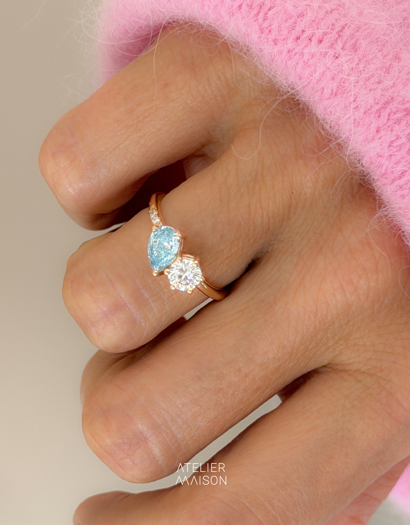 Atelier Maison Siblings ring met blauwe en witte diamant
