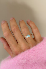 Atelier Maison Siblings ring met blauwe en witte diamant