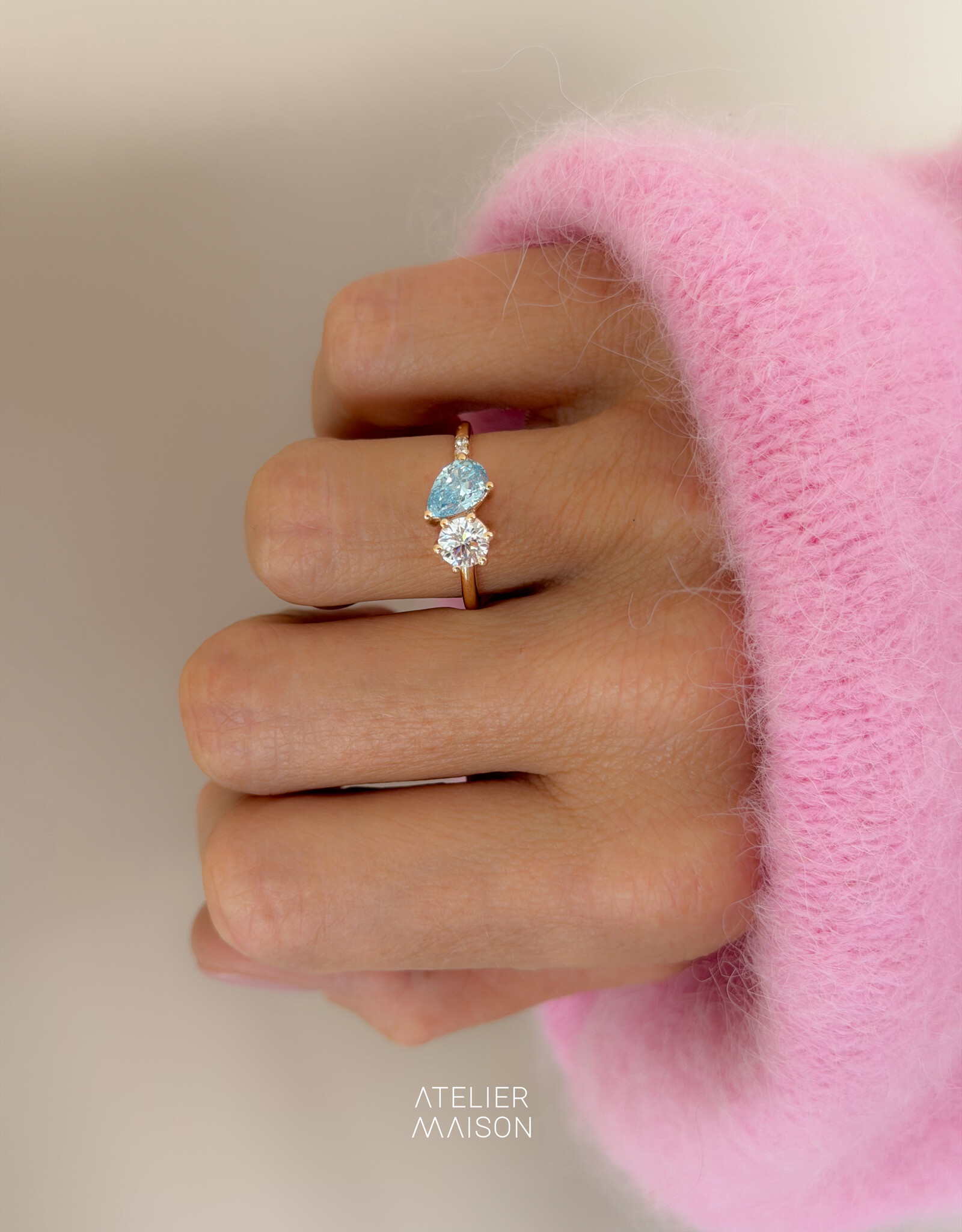 Atelier Maison Siblings ring met blauwe en witte diamant