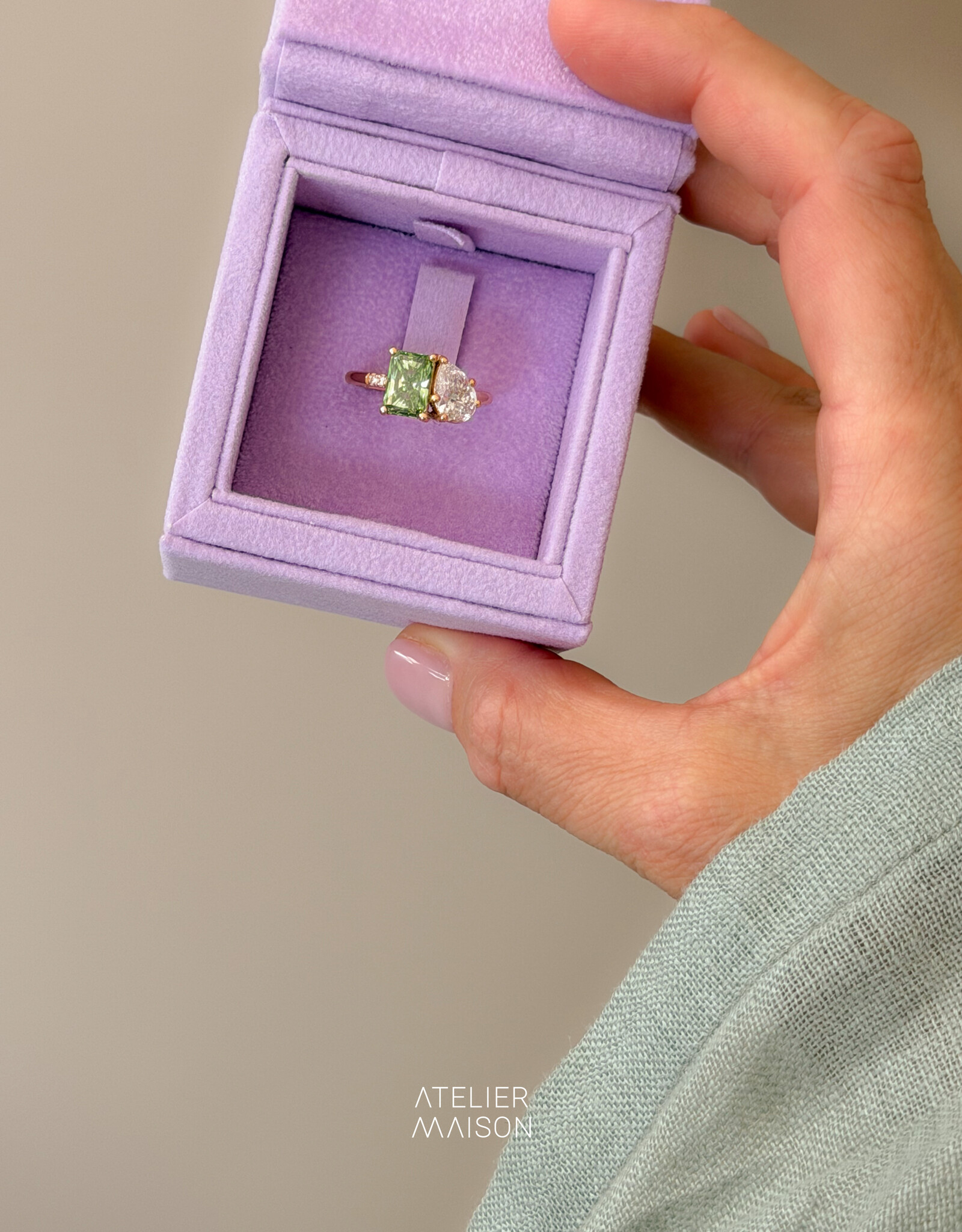 Atelier Maison Soulmates ring met witte en groene diamant