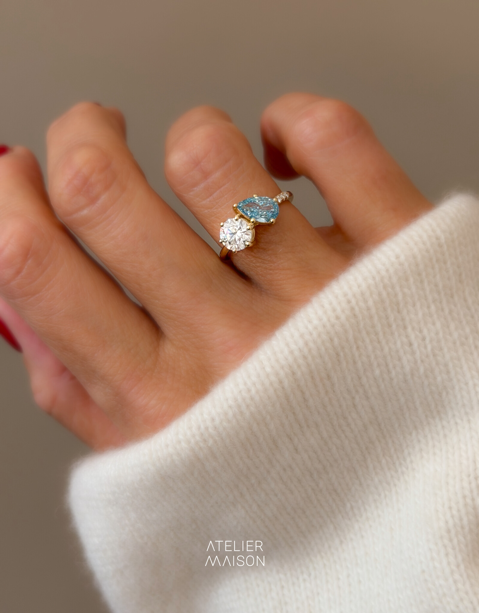 Atelier Maison Soulmates ring met witte en blauwe diamant