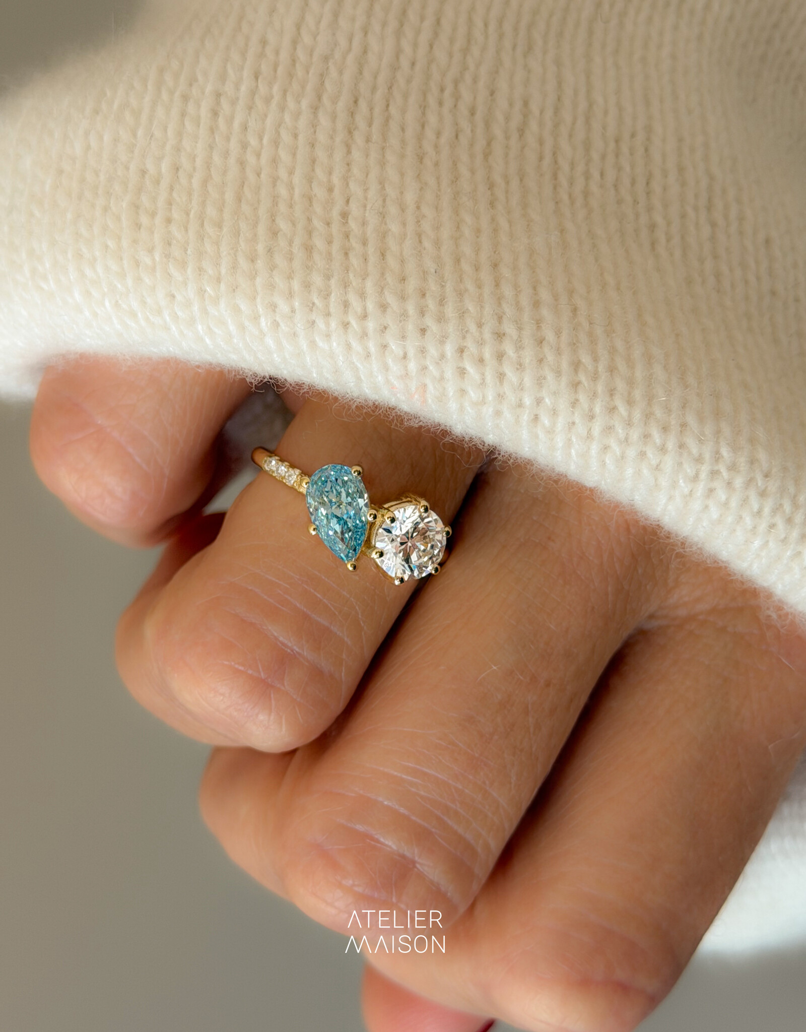 Atelier Maison Soulmates ring met witte en blauwe diamant