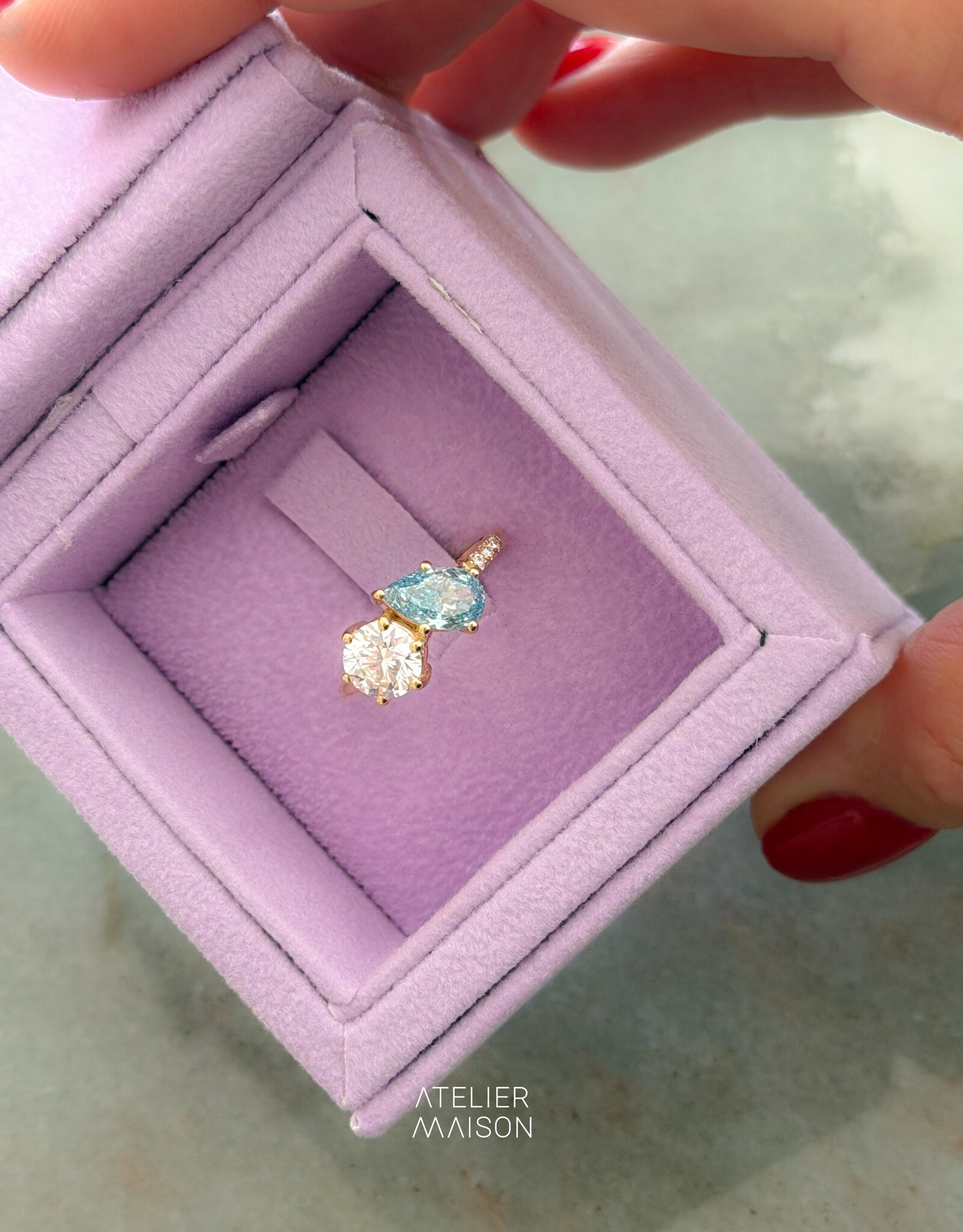 Atelier Maison Soulmates ring met witte en blauwe diamant