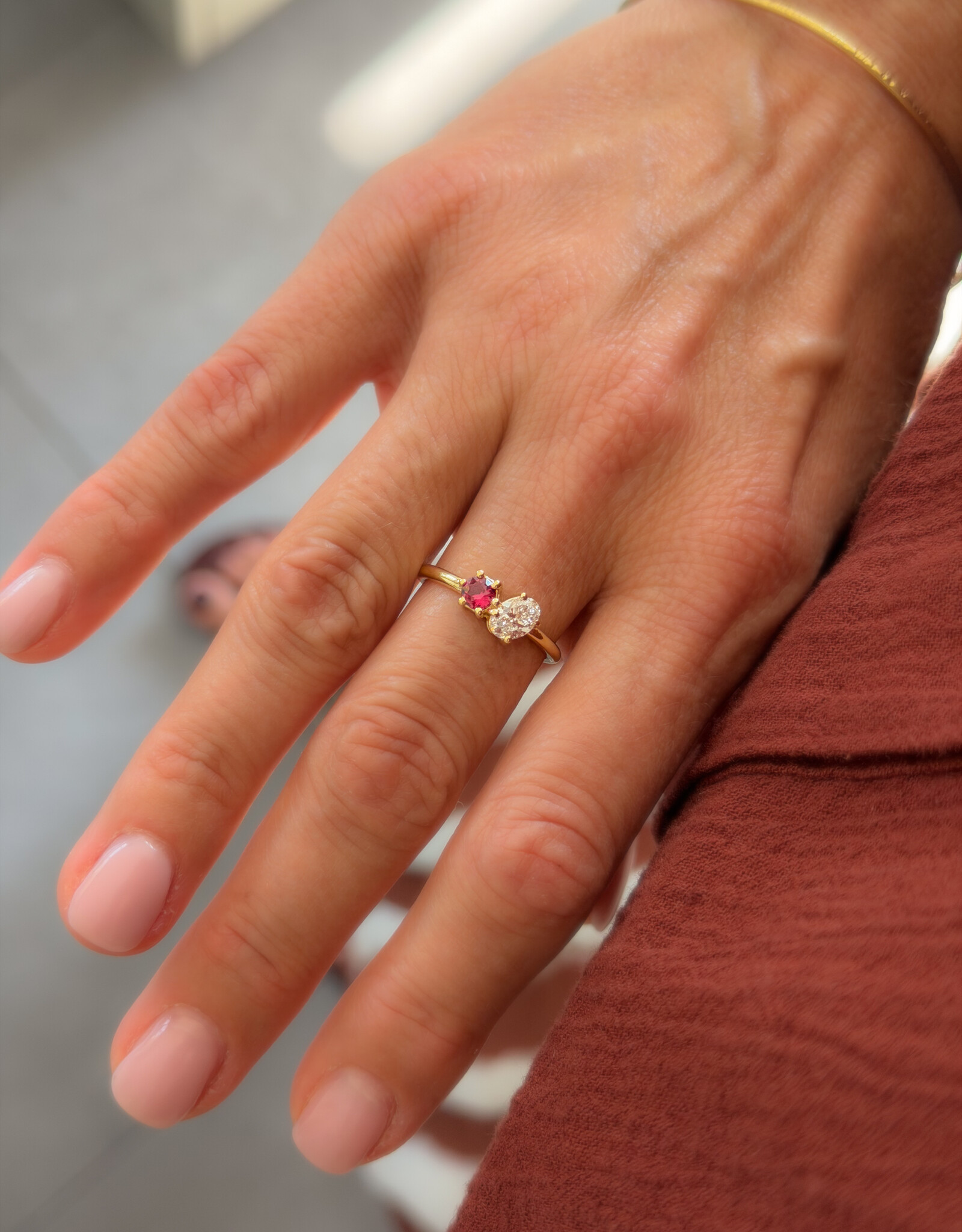 Atelier Maison Soulmates ring met witte LGD en rode saffier