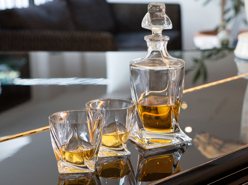 Twist whiskey set of two glasses and decanter 