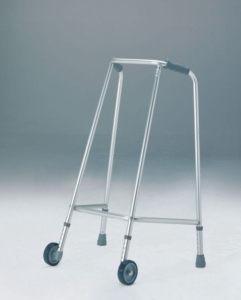 Medworld Looprek Smal Met Wielen Verstelbaar medworld kopen in de aanbieding