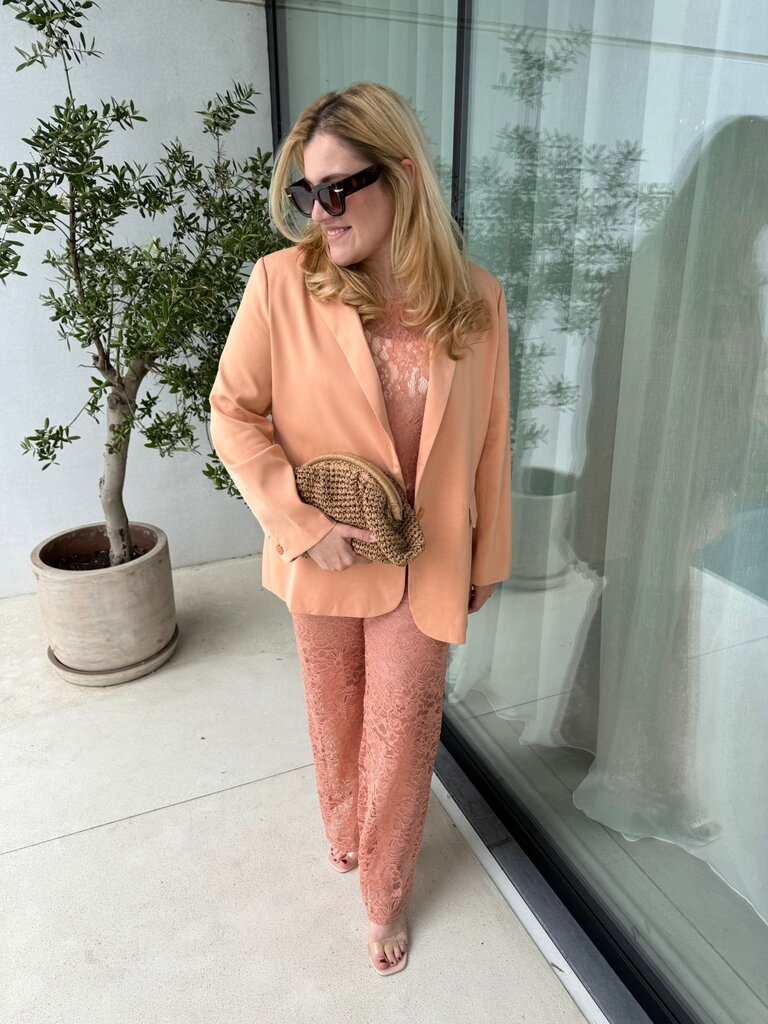 Top leonore salmon