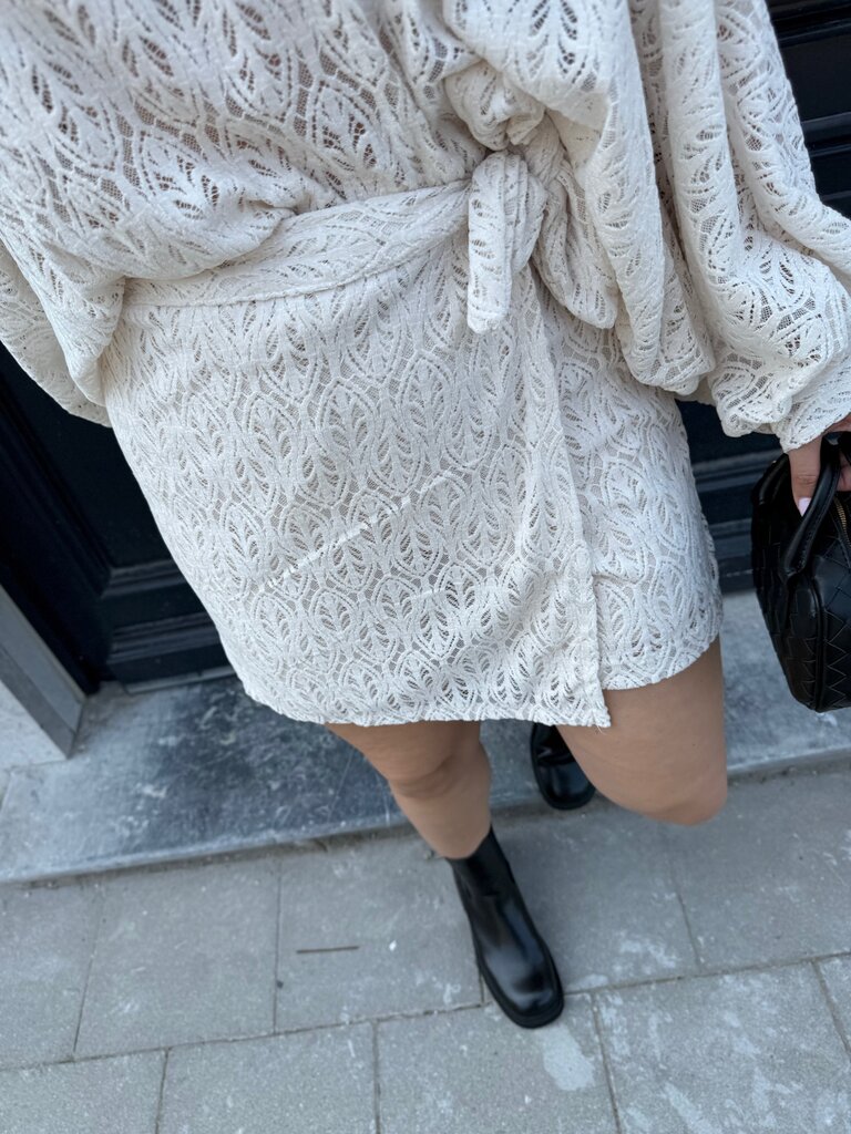 Novi short ecru