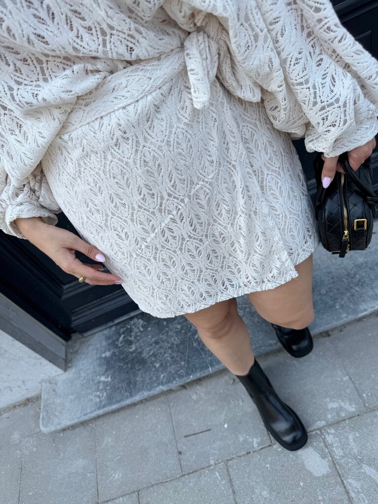 Novi short ecru