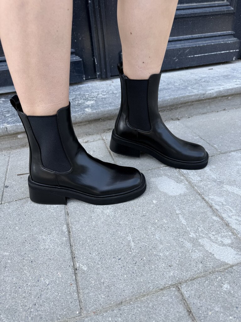 Butter Chelsea boots black