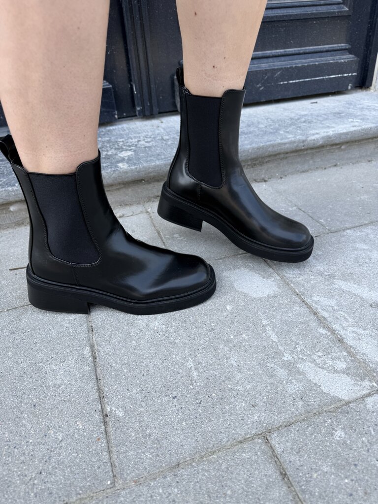 Butter Chelsea boots black