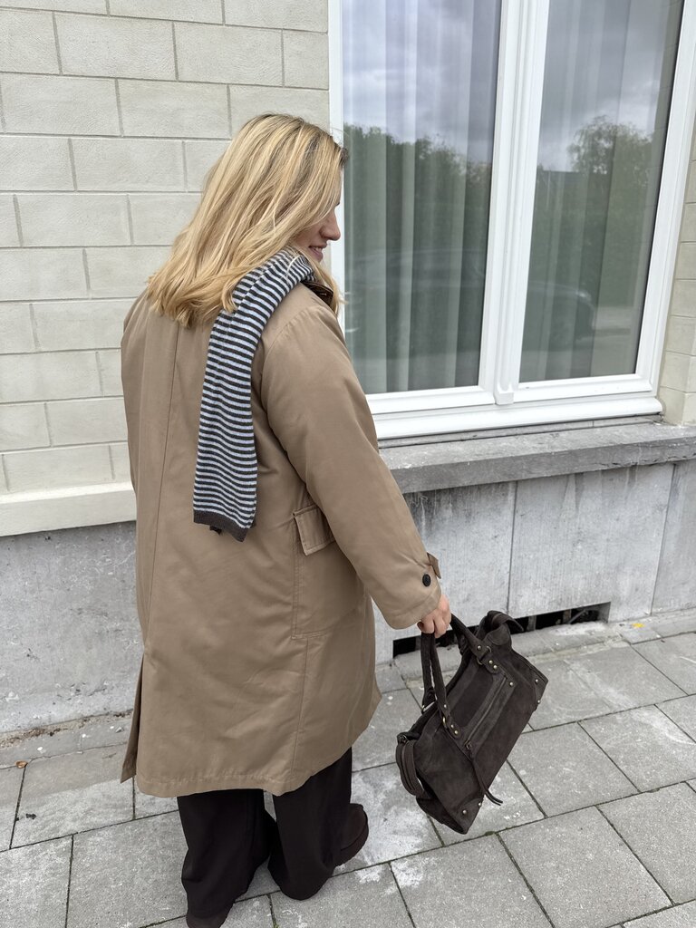 Amira trench bruin