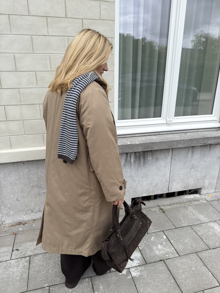 Amira trench bruin