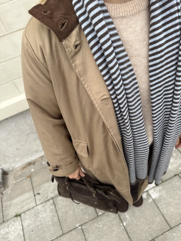 Amira trench bruin